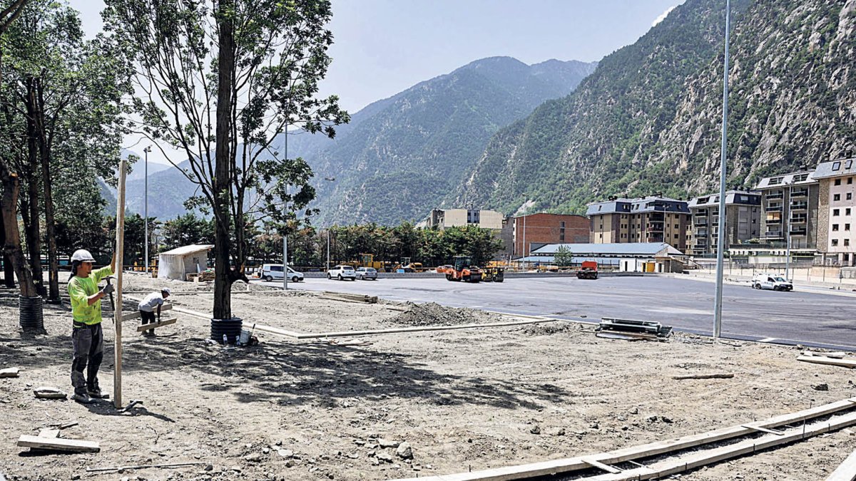 Operaris treballant divendres passat a l’espai Canrodes d’Andorra la Vella.