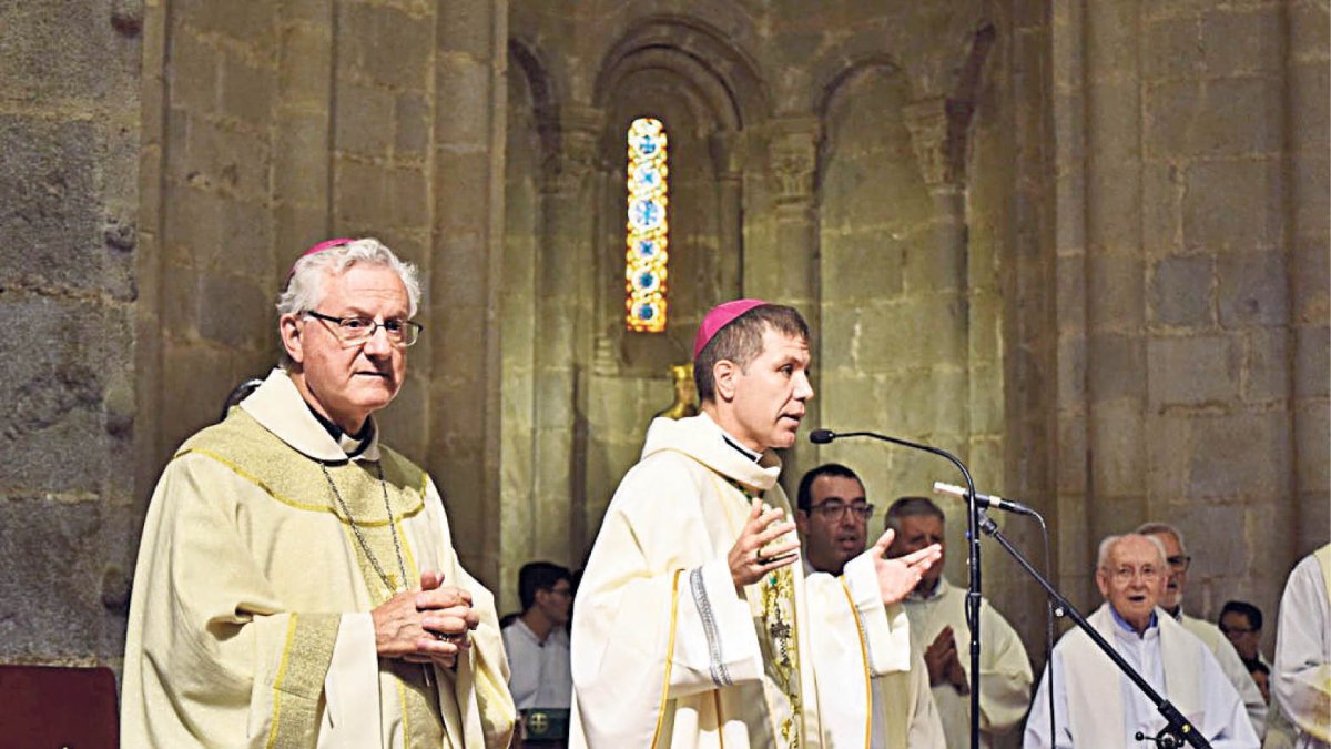 Vives i Serrano durant la cerimònia religiosa de comiat al bisbe emèrit celebrada a la catedral de la Seu.