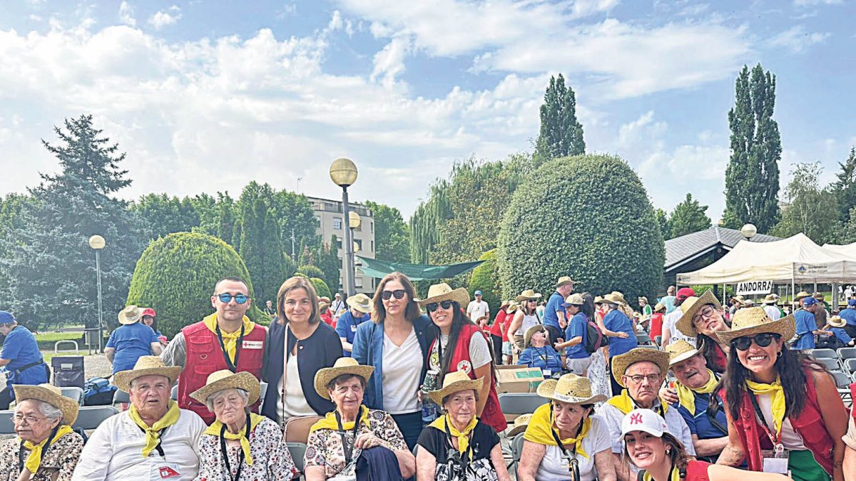 La ministra d'Afers Socials, Trini Marín, i la secretària d'Estat, Ester Cervós, amb participants a la trobada esportiva de residències per a la gent gran que es desenvolupa a la Seu.