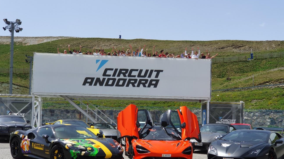 Un moment de la jornada lúdica i solidària de la mà de Cars for Smiles.
