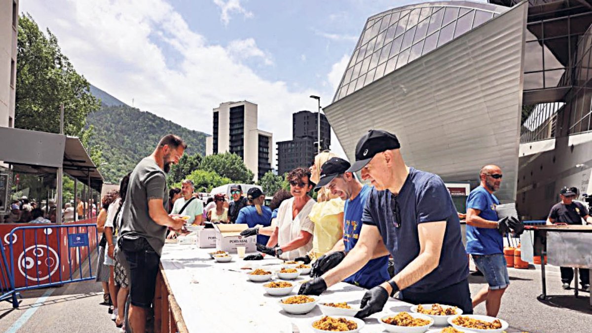 El cònsol menor, Quim Dolsa, ahir repartint arròs.