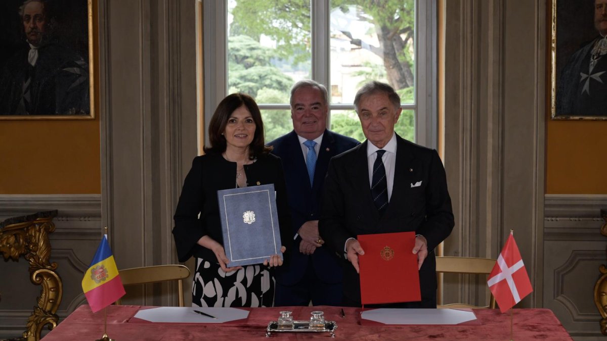 Imma Tor durant la signatura de l'acord amb l'Orde de Malta