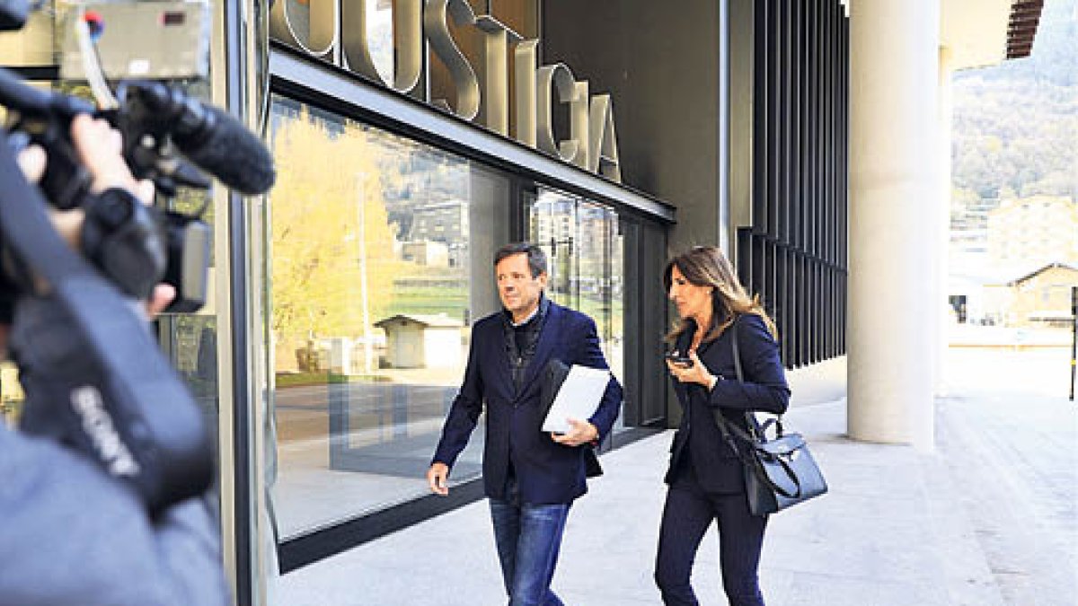 Ramon Cierco entrant a la seu de la Justícia amb l'advocada Aurora Casadevall.