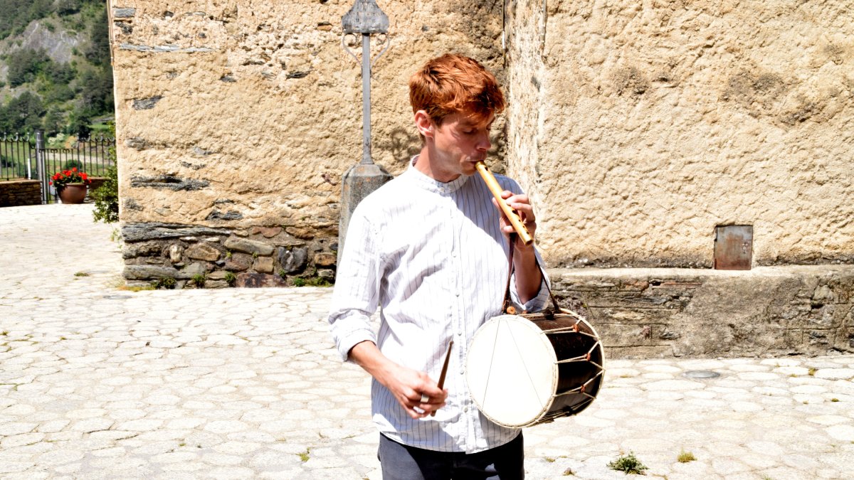 El músic Ivan Caro interpretant la cançó de la plantada del mai.