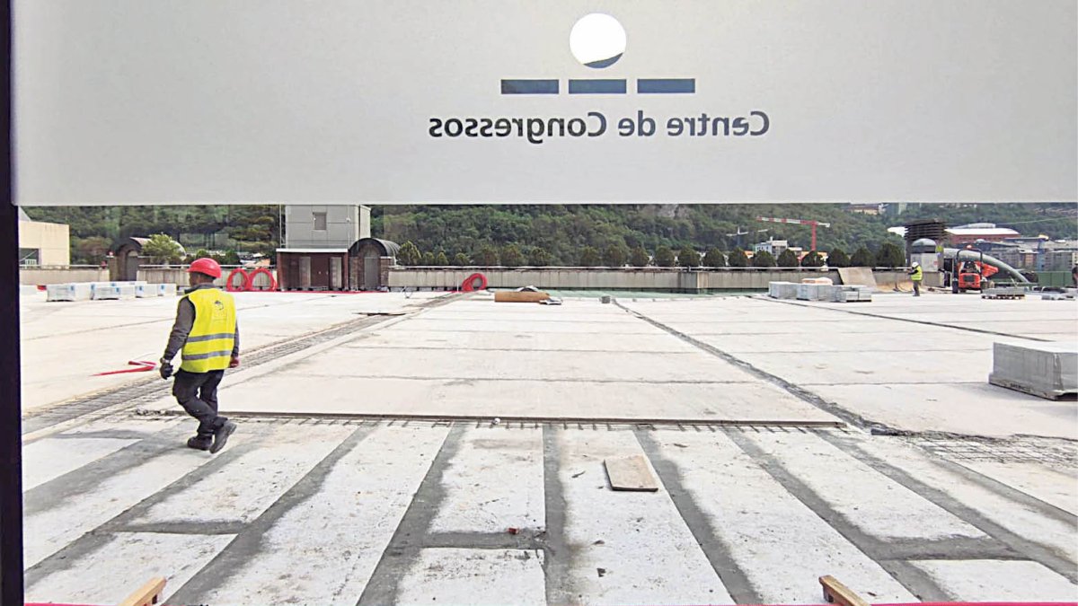 Un obrer de la construcció aquest juny  a la Plaça del Poble.