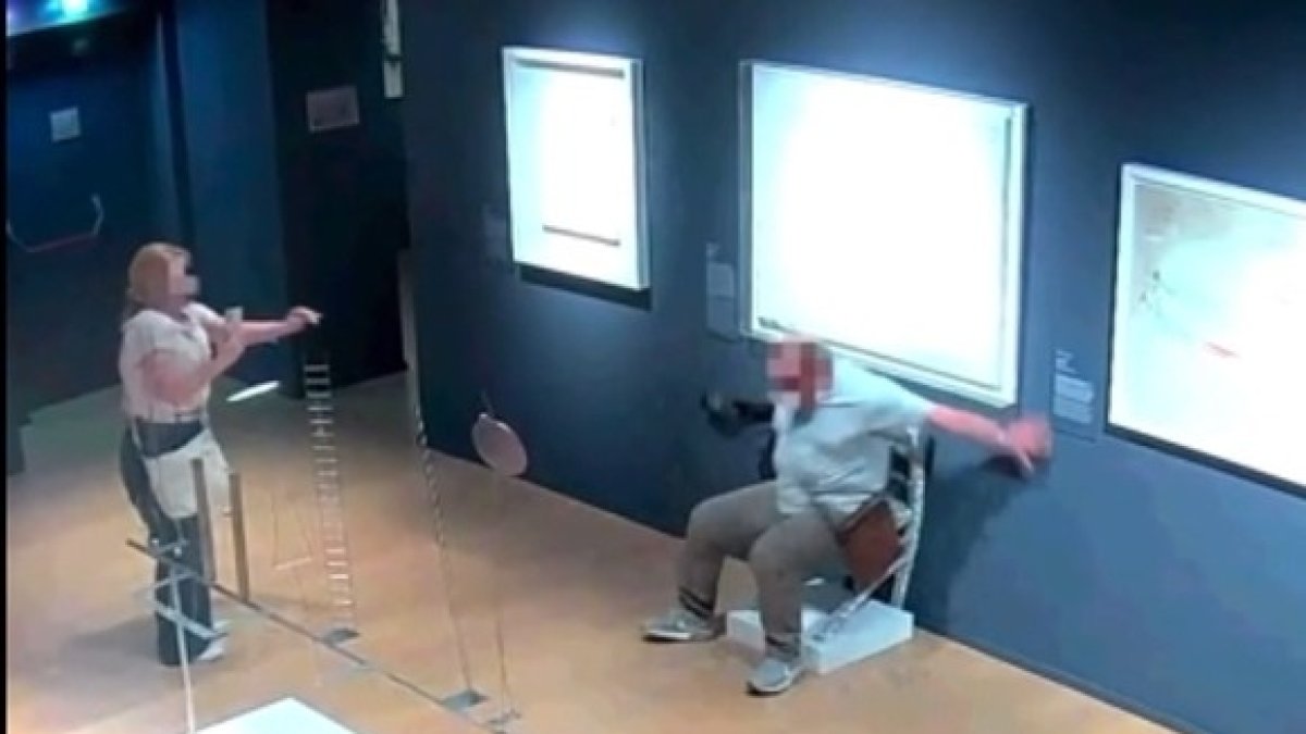 Turistes trenquen obra d'art