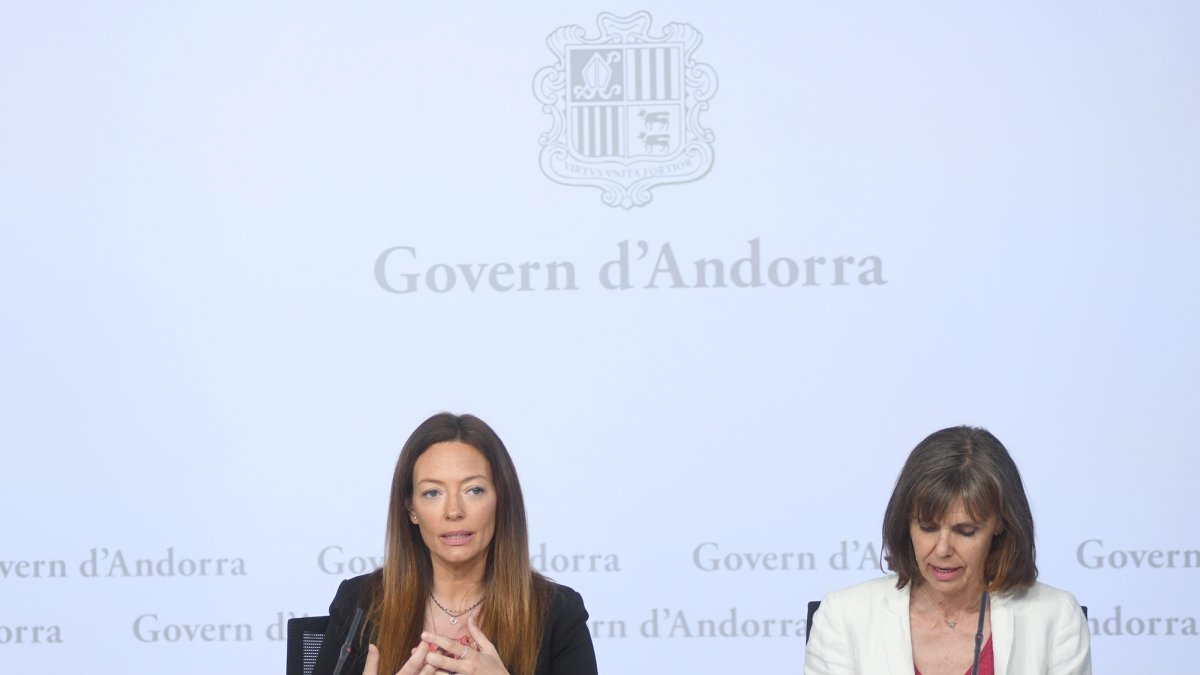 La ministra de Salut, Helena Mas, i la càp d'àrea de recursos sanitaris, Carme Pallarés