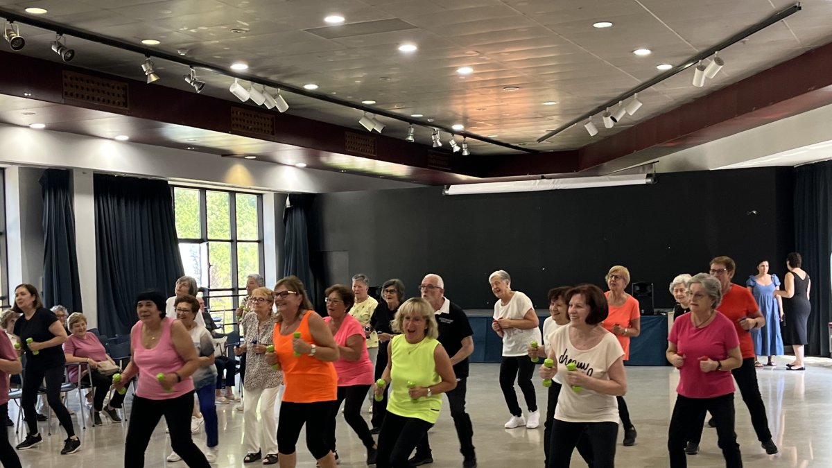 La gent gran de la Massana fent zumba