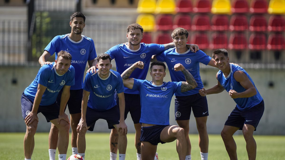 La plantilla de l’FC Andorra va fer el darrer entrenament al país i avui ho farà a Lleó.