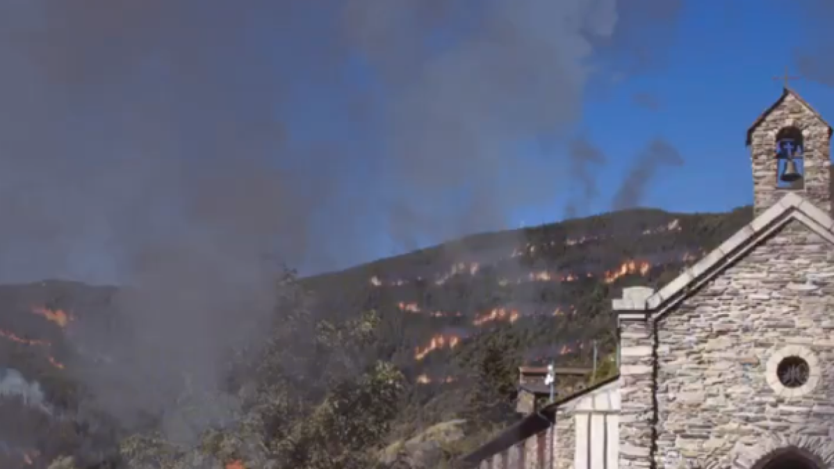 Incendi fictíci al Santuari de Canòlich.
