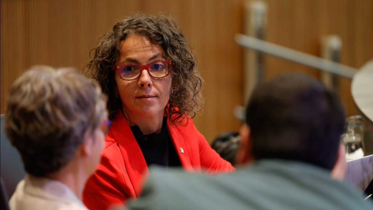 Judit Casal parlant amb Susanna Vela i Pere Baró durant el Debat d'Orientació Política