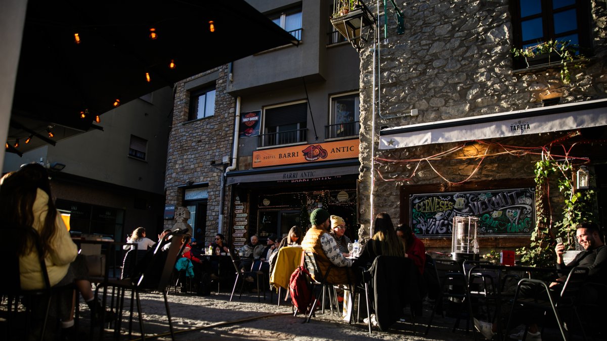 La terrassa d’un bar al barri antic de la capital.