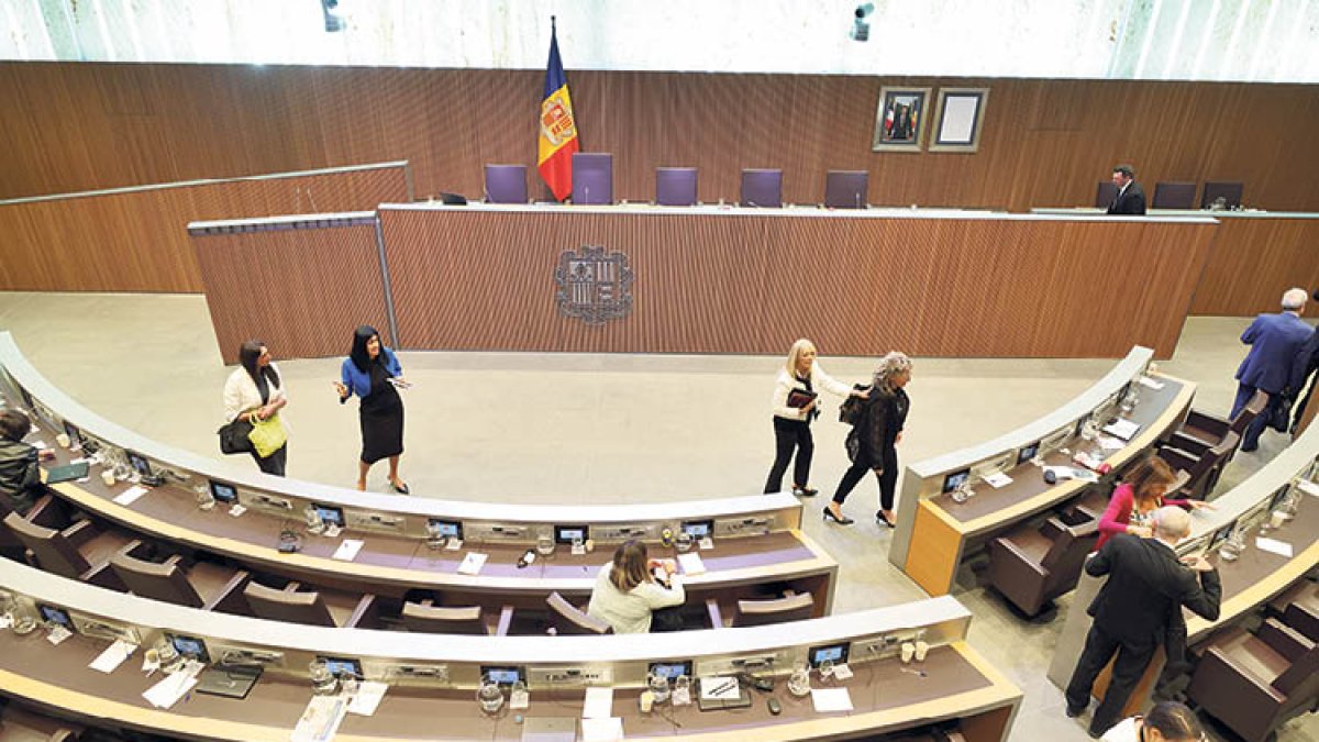 Els consellers abandonant l’hemicicle, ahir durant el descans.