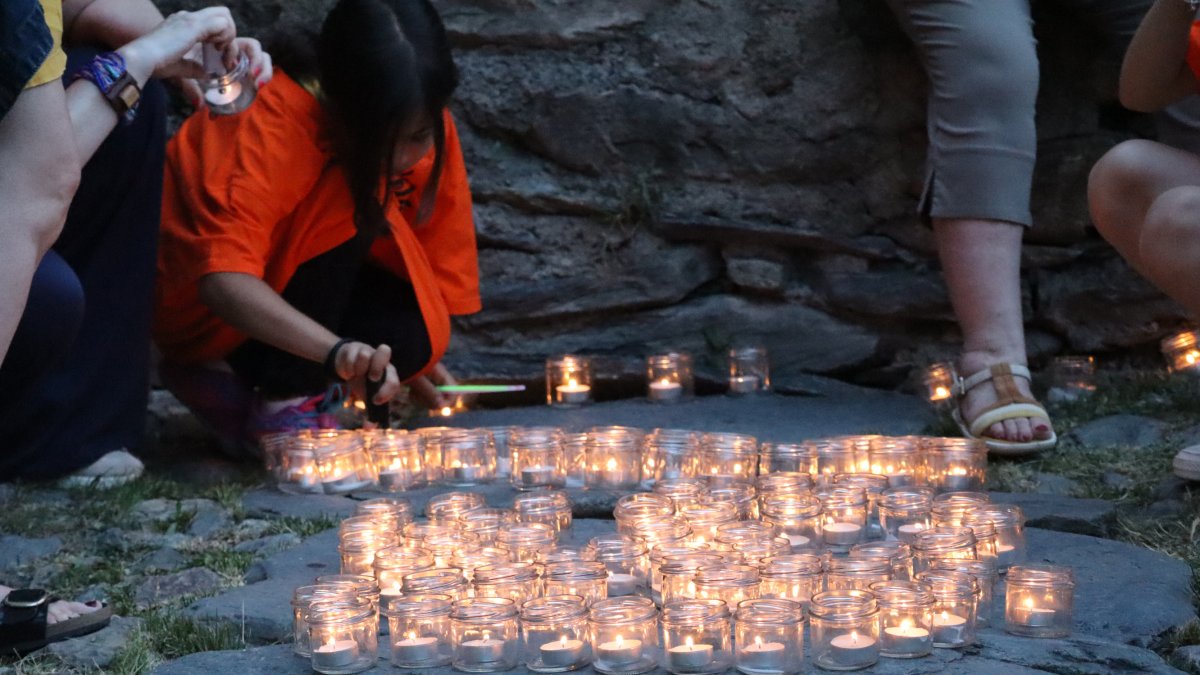 Més d'11.000 espelmes han tornat a il·luminar la parròquia.