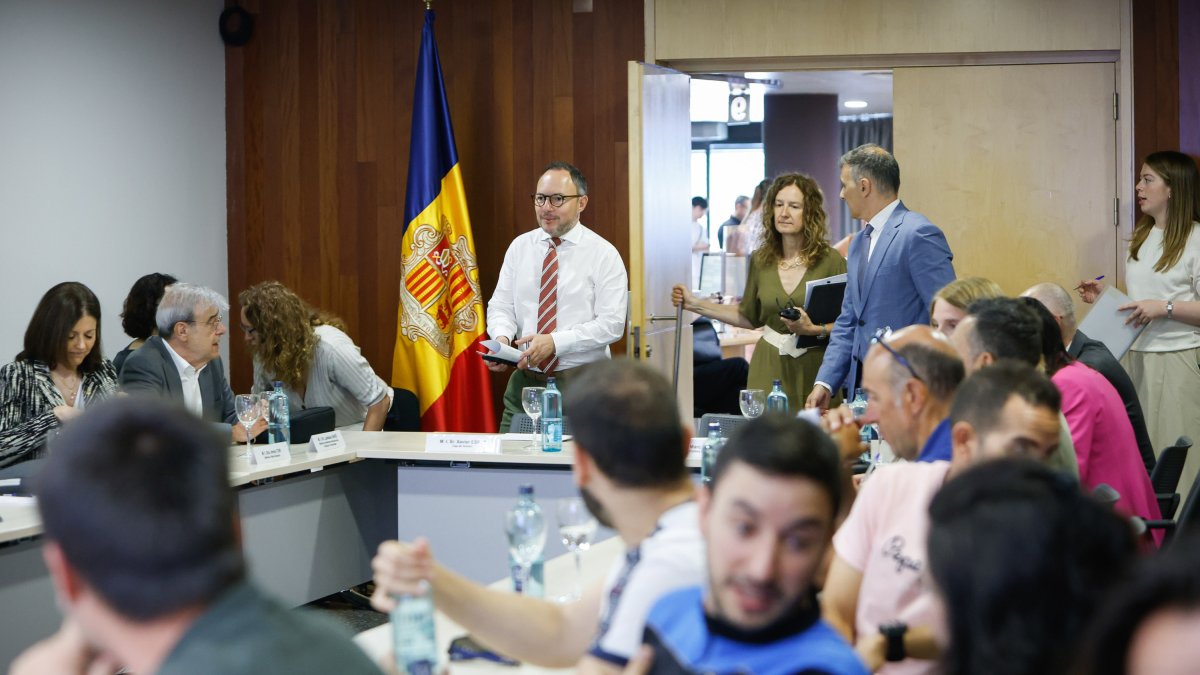 Un moment de la trobada entre el Govern i els sindicats.
