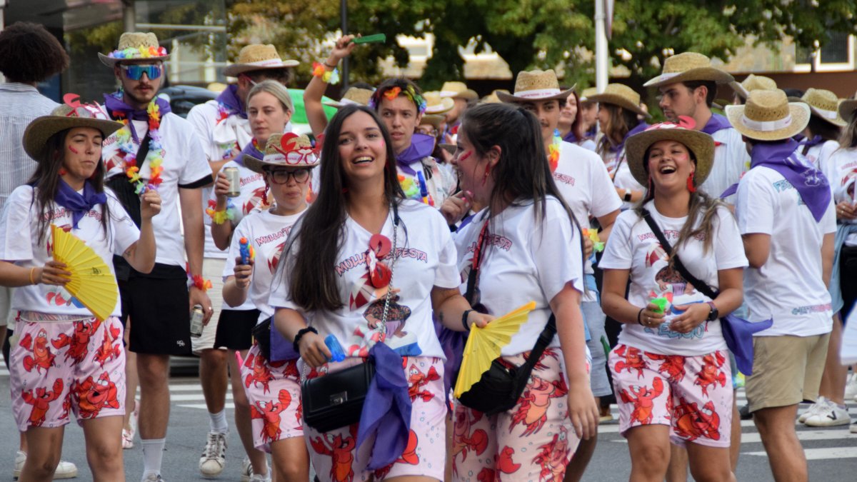 Participants de la cercavila Mulla’t de Festa.