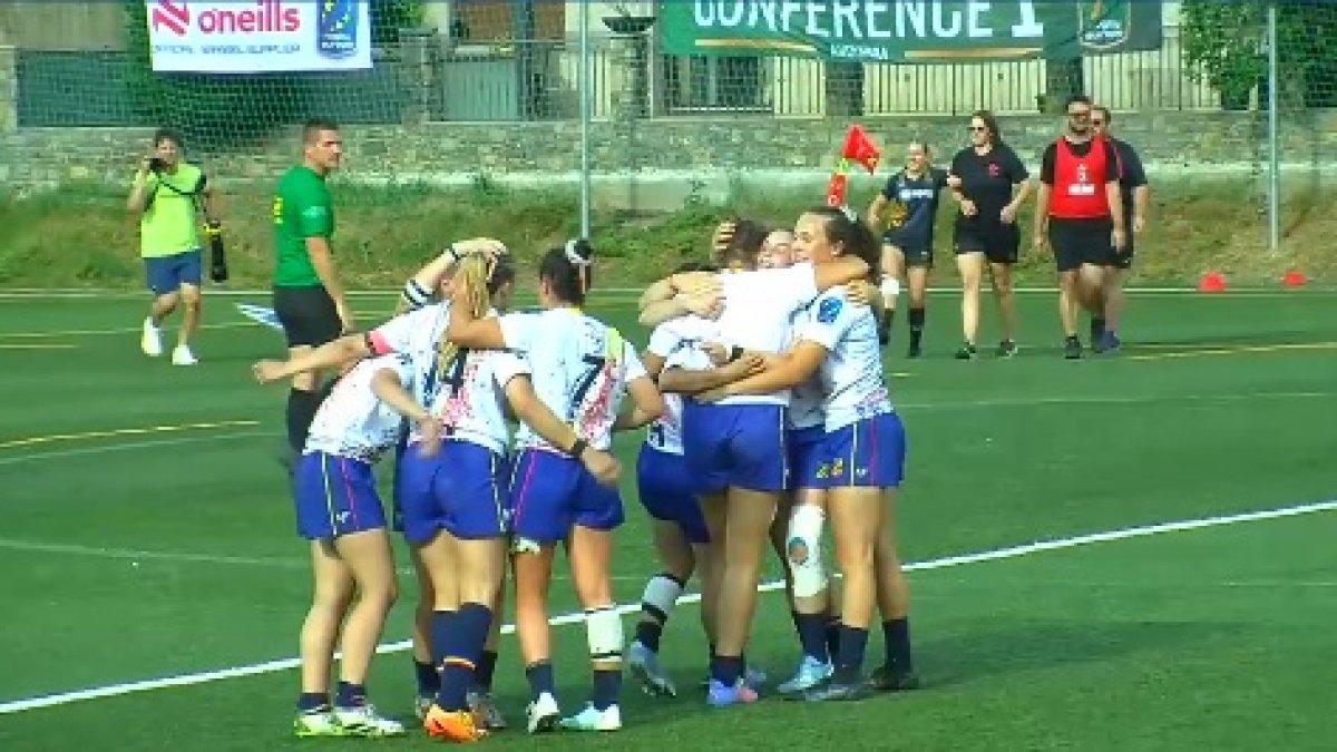 Les jugadores de la selecció celebren el triomf
