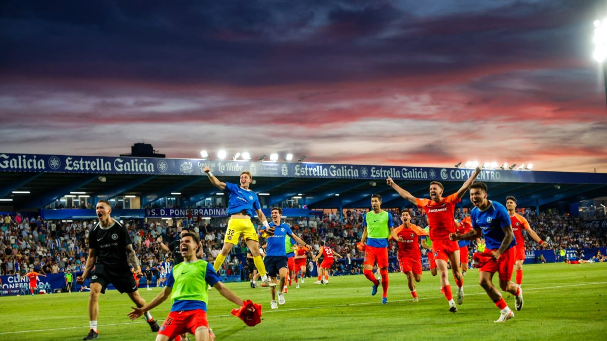 Els jugadors de l'FC Andorra celebrant l'ascens