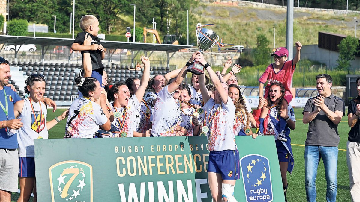 Les jugadores de la selecció celebren la victòria davant de Montenegro.