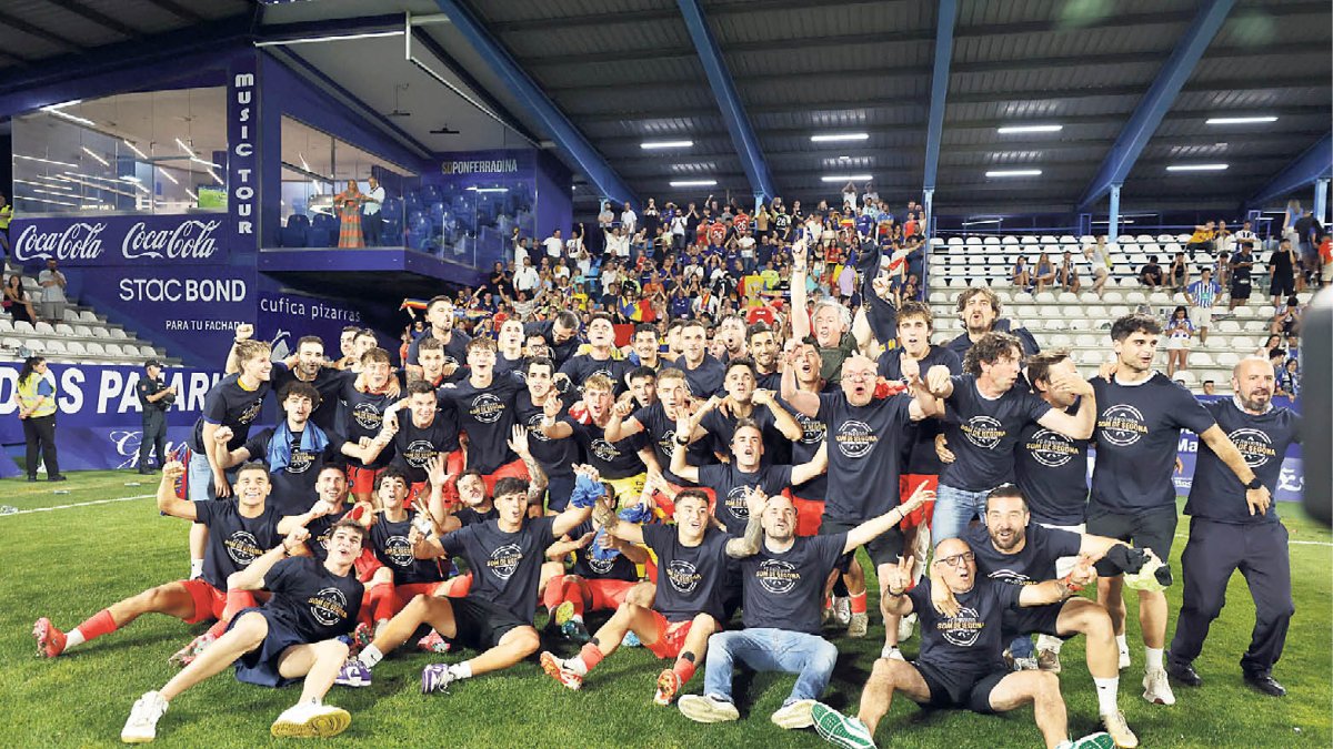 Jugadors, equip tècnic i directius celebren l’anhelat ascens al camp del Ponferradina després de la vital victòria.