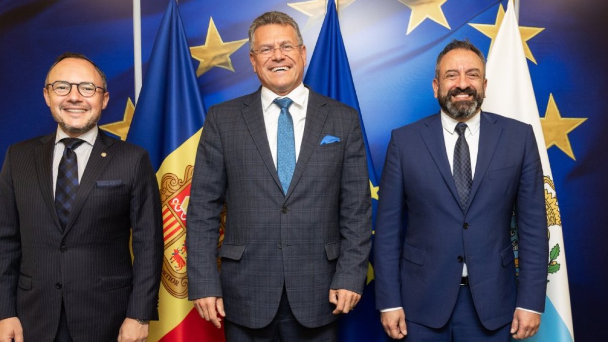 Xavier Espot, Šefčovič i Beccari a Brussel·les.