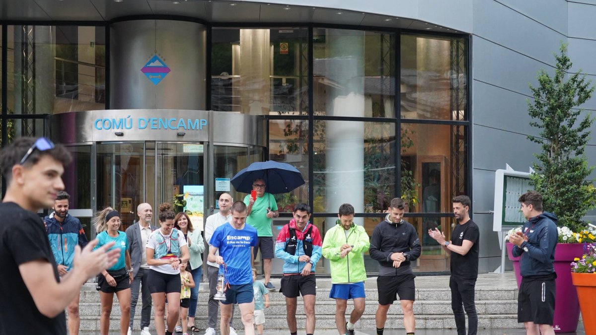La flama del Canigó arriba a Andorra la Vella per la muntanya.