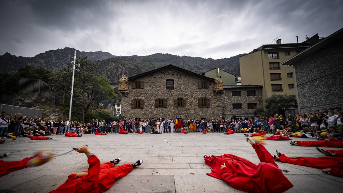 Els fallaires fent rodar les falles a Casa de la Vall.