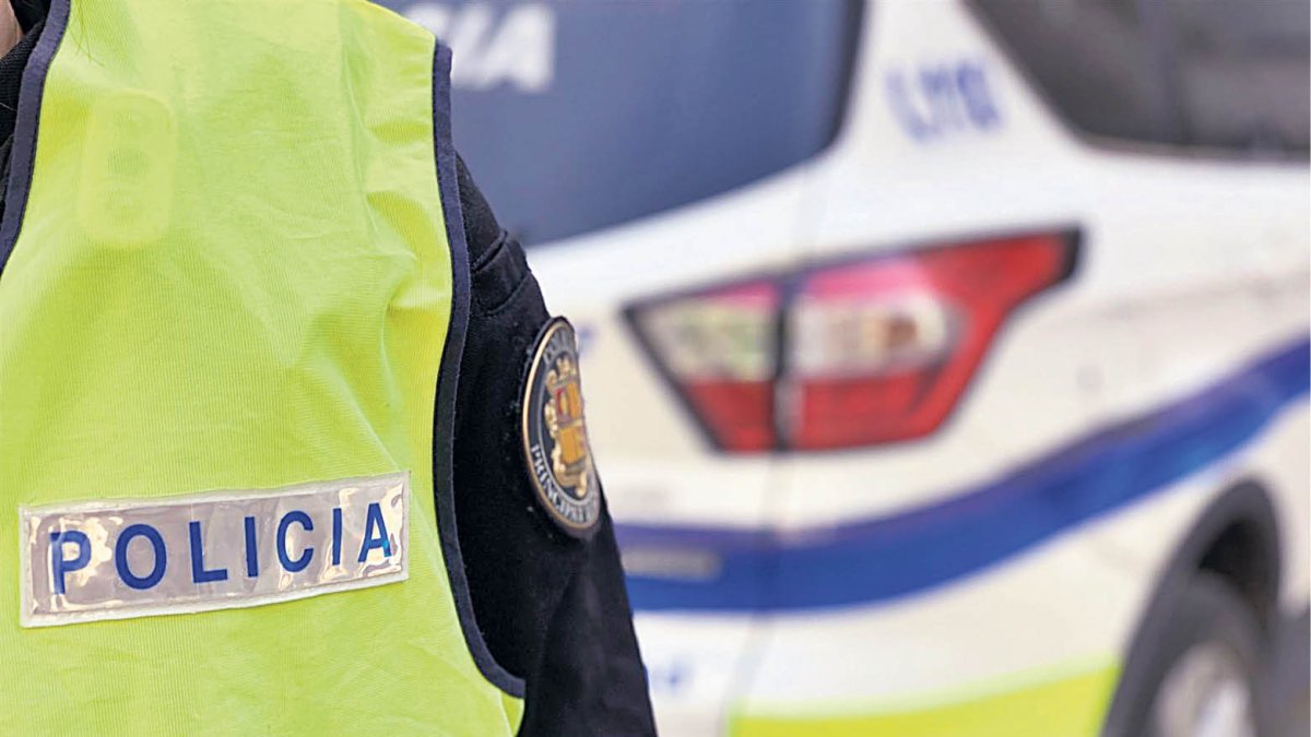 Un agent de la policia amb el cotxe.