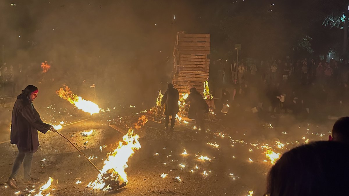 Fallaires en una foguera de Sant Joan anit a Escaldes
