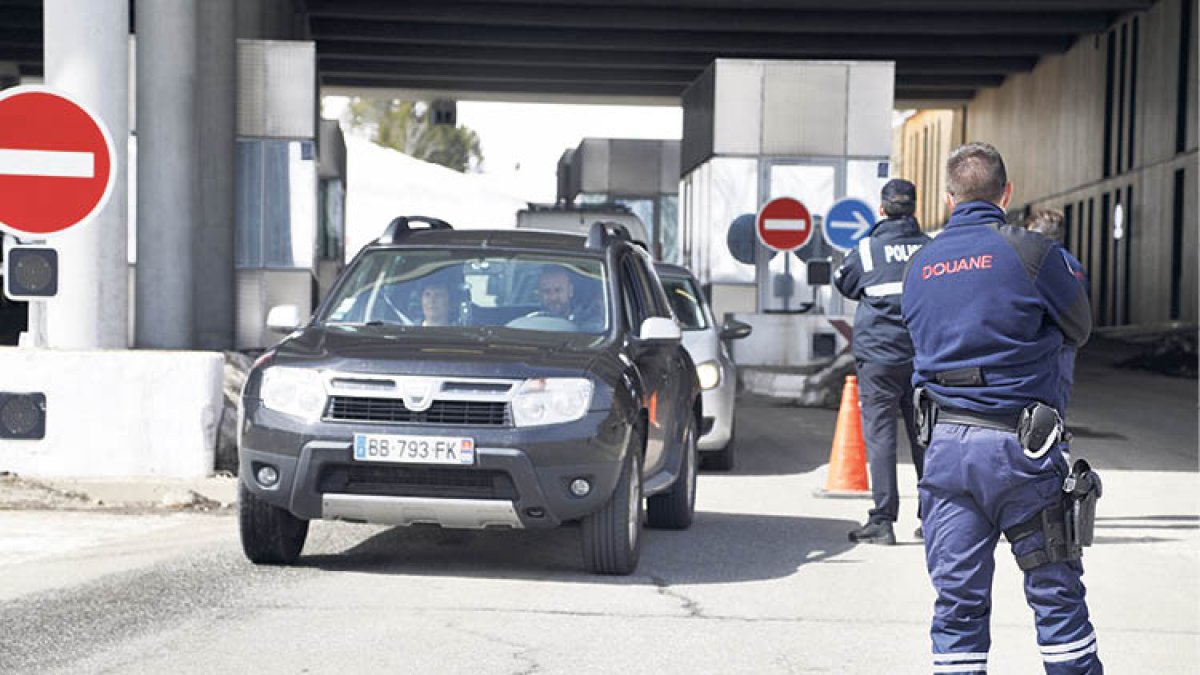 Control dels dunares francesos a la frontera.