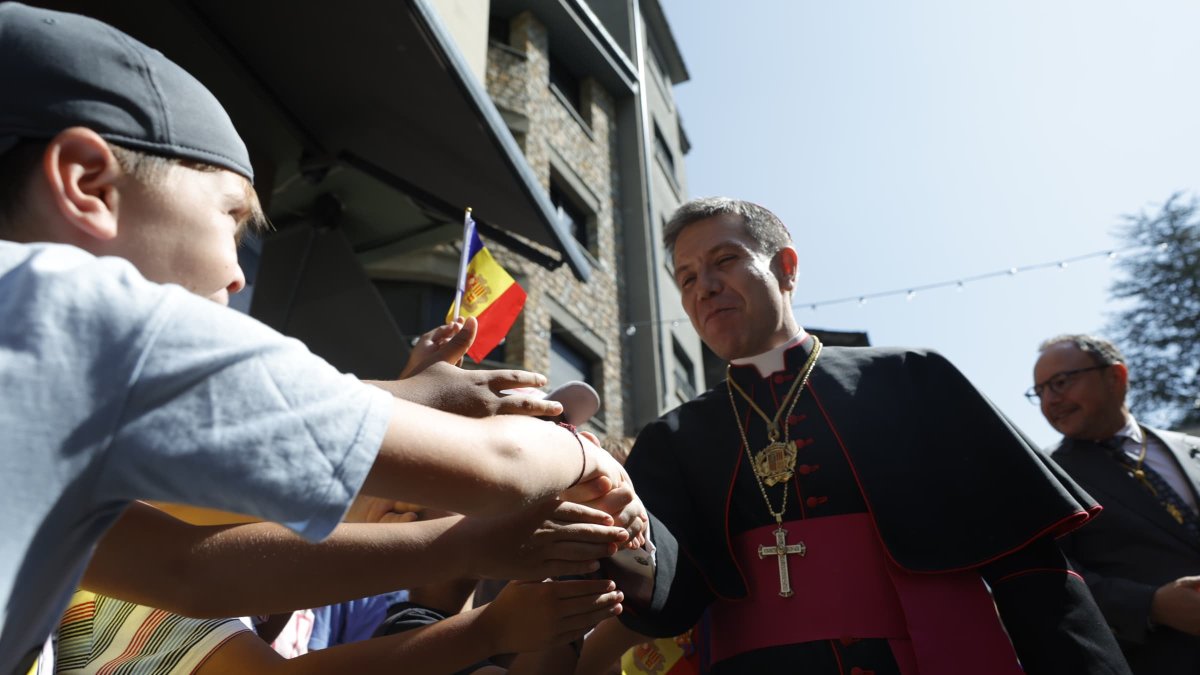 El copríncep episcopal, Josep-Lluis Serrano Pentinat, saludant els escolars