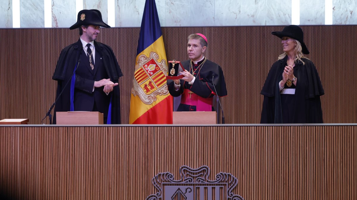 Els síndics generals amb el copríncep durant el jurament