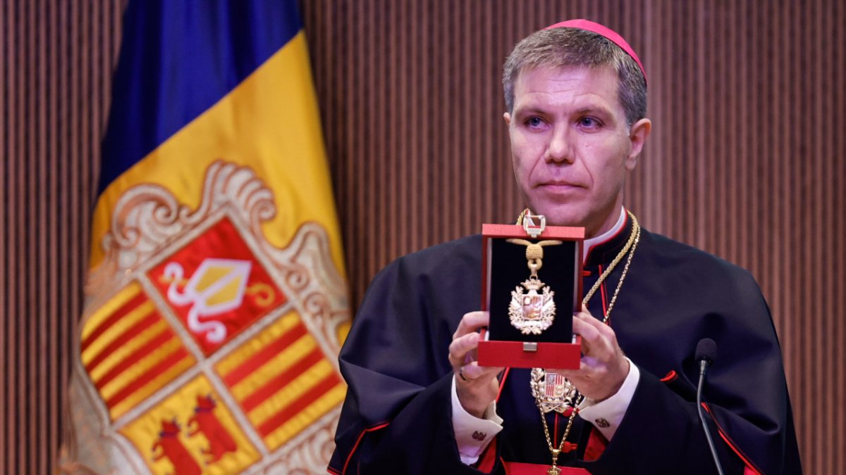 El Copríncep episcopal, Josep-Lluís Serrano Pentinat, mostrant la medalla del Copríncep al Consell General.