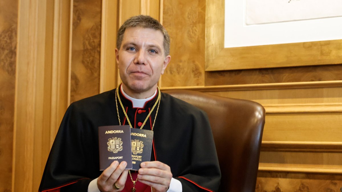El Copríncep episcopal, Josep-Lluís Serrano Pentinat, amb els dos passaports.
