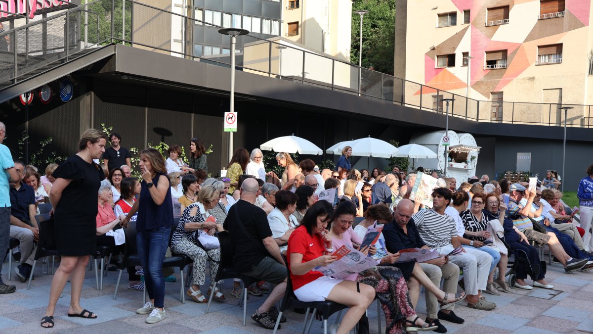 La plaça de l'església s'ha emplenat de gom a gom per a l'estrena de les cinc primeres càpsules.