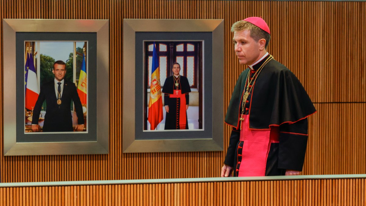 El Copríncep episcopal entra a l'hemicicle per jurar la constitució.