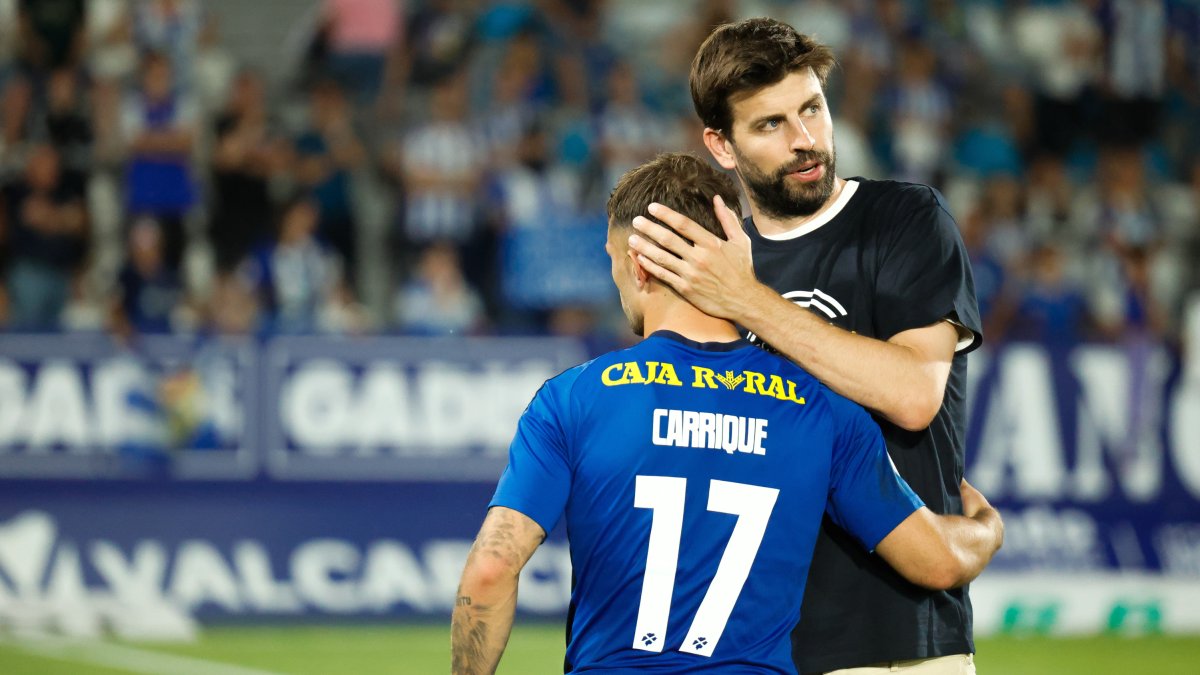 Gerard Piqué consola Carrique, dissabte passat