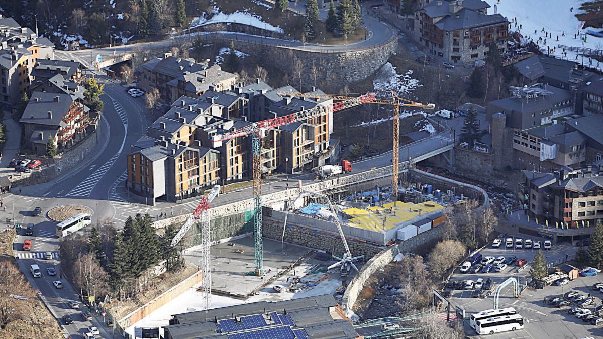 Un edifici en obres al Tarter.