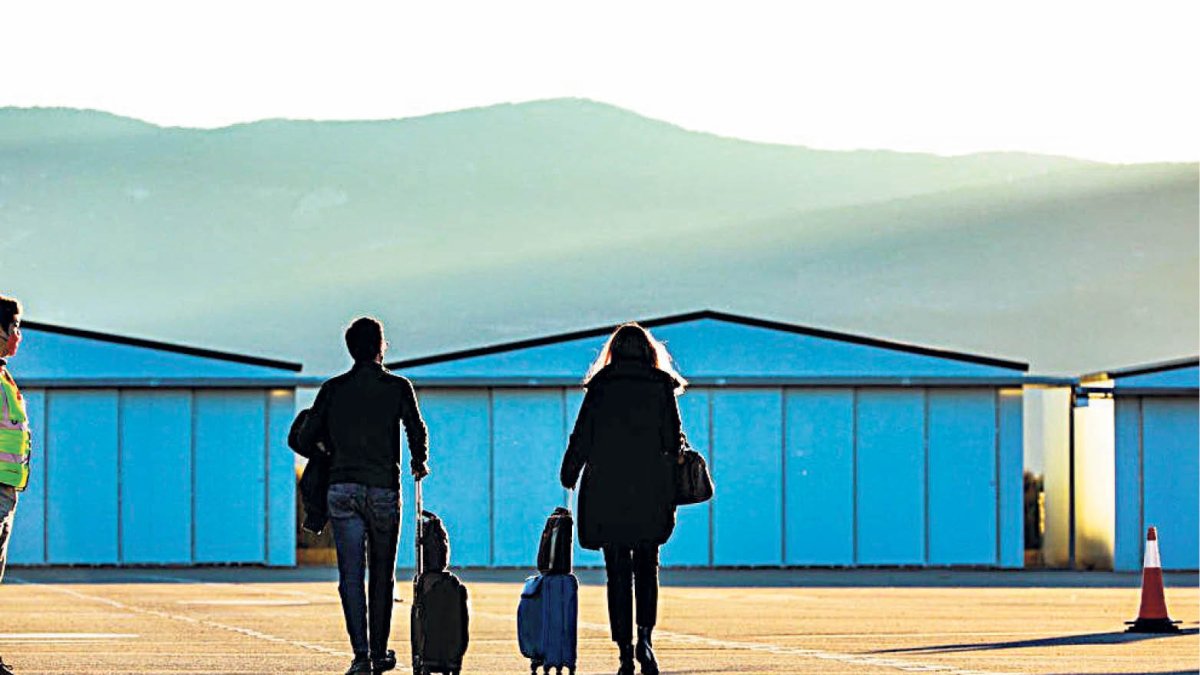 Viatgers a l’aeroport de la Seu.