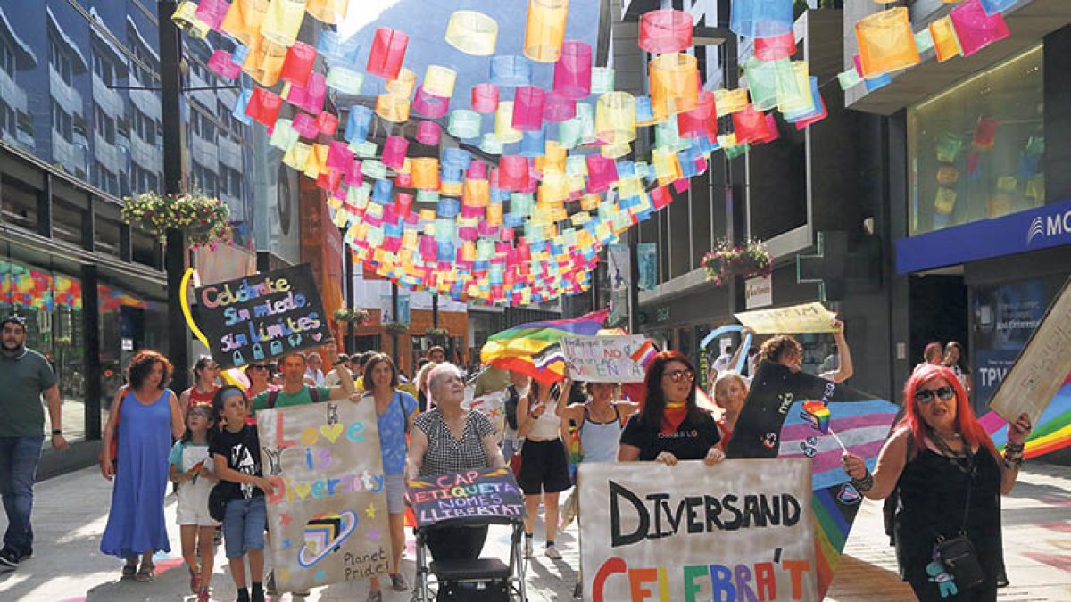 La marxa de l’Orgull va transcórrer ahir a la tarda pels carrers d’Andorra la Vella.