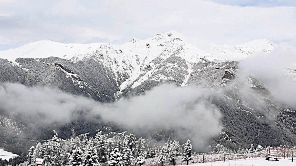 Neu acumulada vista des de l’estació de Pal-Arinsal.