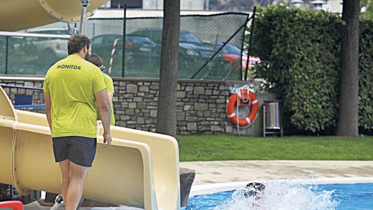 Un socorrista en una piscina exterior.