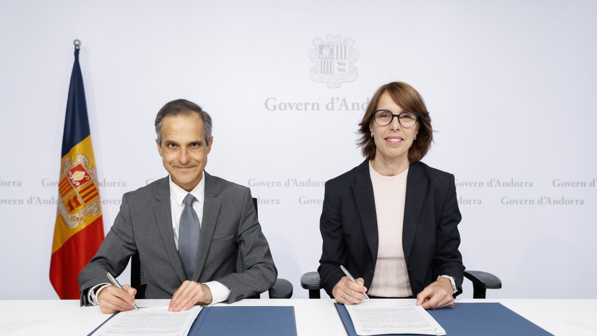 David Vicent i Suzana Curic durant la signatura de l'acord