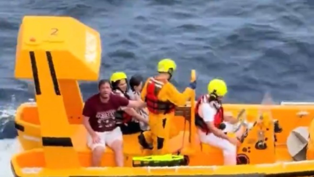 Un pare salta des d'un creuer per salvar la filla que havia caigut