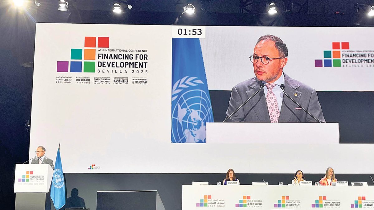 Espot durant la intervenció a Sevilla.