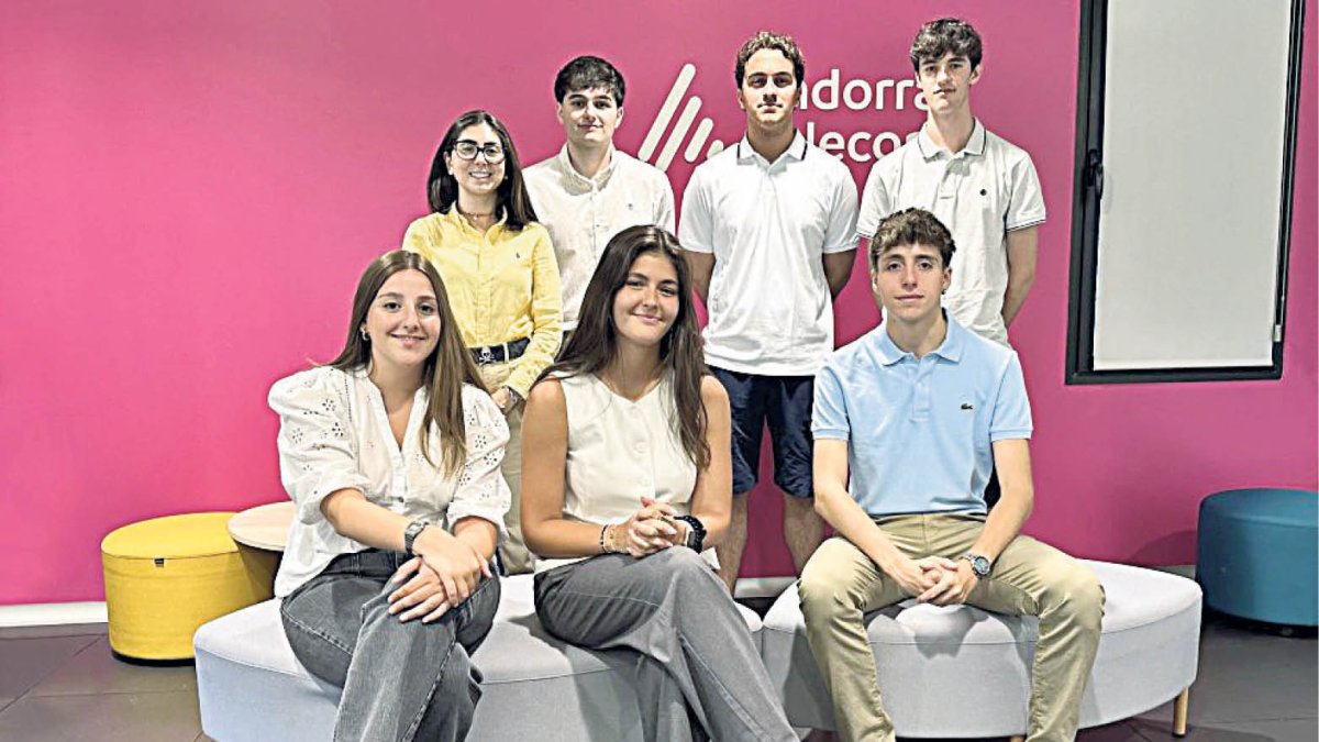 Alguns dels deu joves eventuals d’estiu.