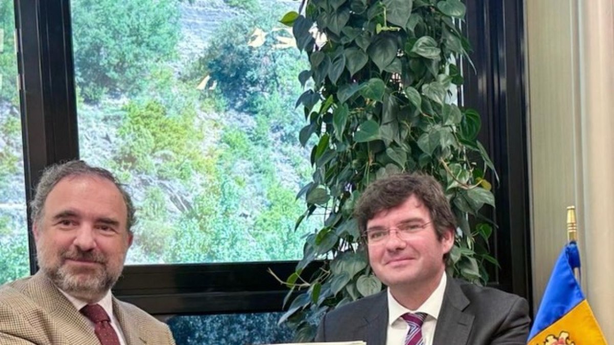Juli Minoves i Xavier Cañada durant la signatura del conveni