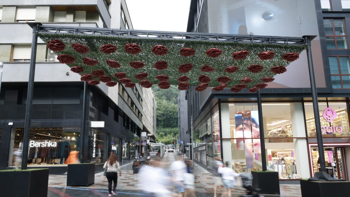 Un dels sostres de roses instal·lats pel comú a l'avinguda Carlemany