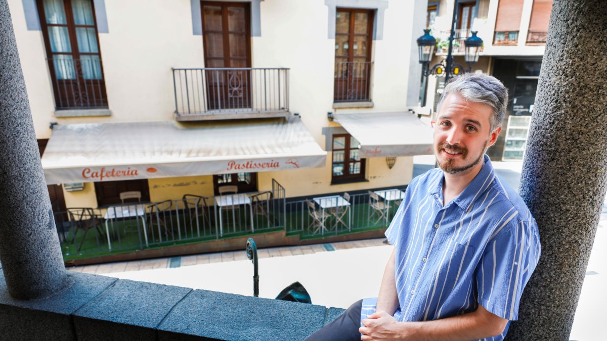 Nil Forcada a l'església de Sant Esteve, prop de la terrassa de la Fleca Font d'Andorra la Vella
