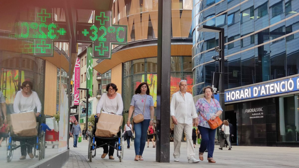 Un rètol de farmàcia marcant 32 graus.
